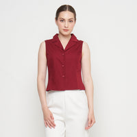 Model Lena is wearing a size Small (S)