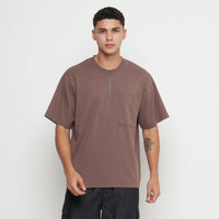 Model Model Thiago is wearing a size Large (L)