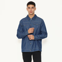 Model Thiago is wearing a size Large (L)