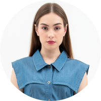 Model Lena is wearing a size Small