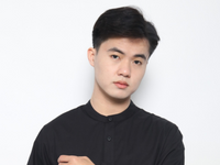Model Steven is wearing a size Large (L)